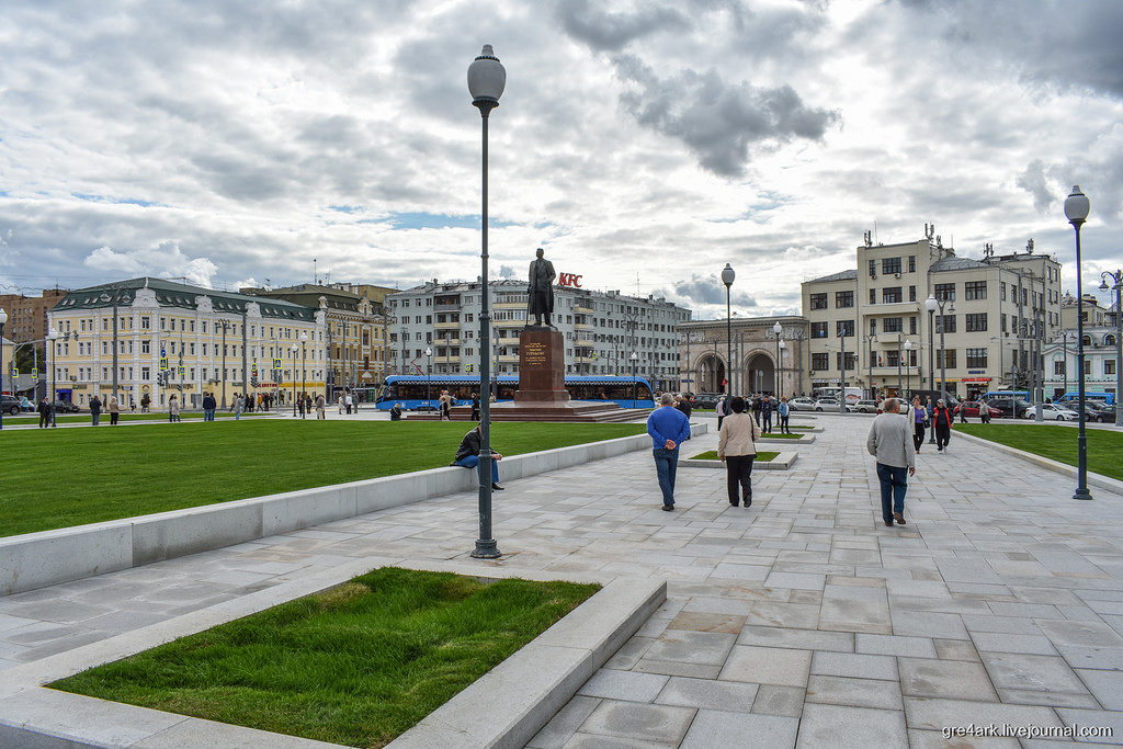 памятник Горькому на площади Тверская застава